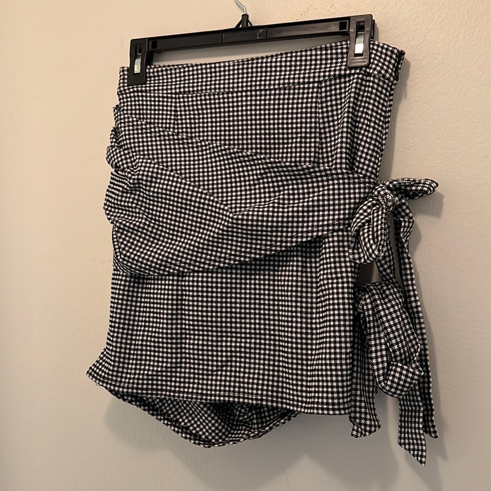 NWOT unique skirt w/bows